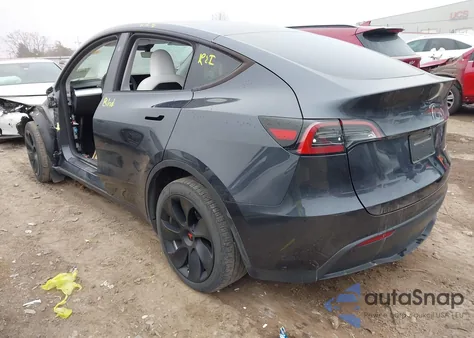 2024 Tesla Model Y Long Range Dual Motor All-Wheel Drive z USA, uszkodzony, nr VIN 7SAYGDEE2RA254723